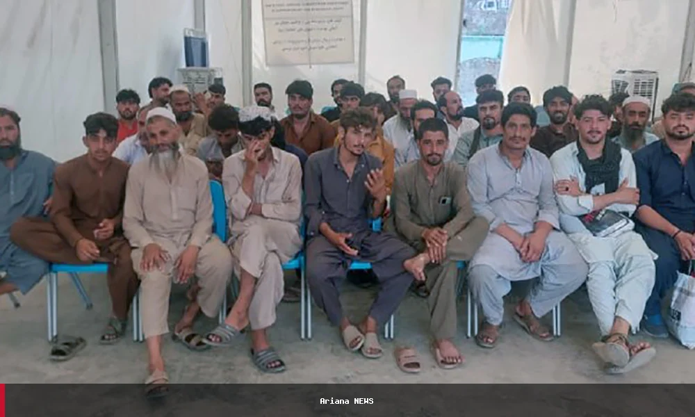 ۳۲۵ افغان کډوال د پاکستان له زندانونو راستنیدل