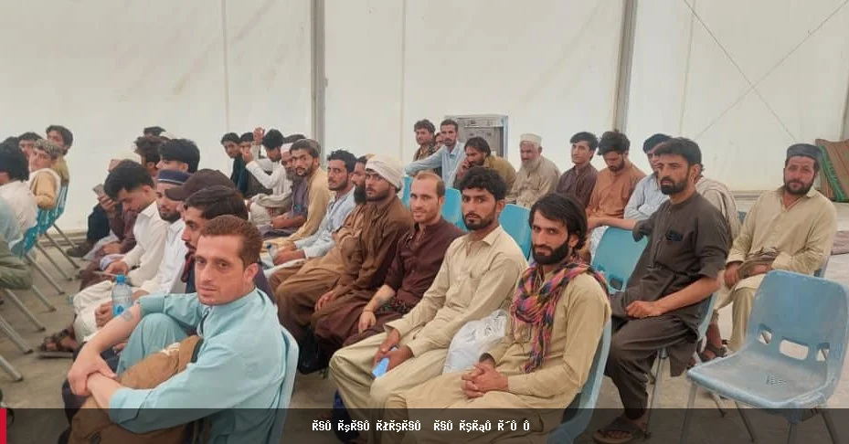 په روانه اونۍ کې د پاکستان له زندانونو ۳۲۵ افغان کډوال خوشې شول